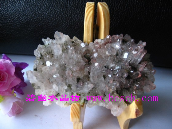 白水晶石英与碧玺共生水晶簇常识 天然绿碧玺